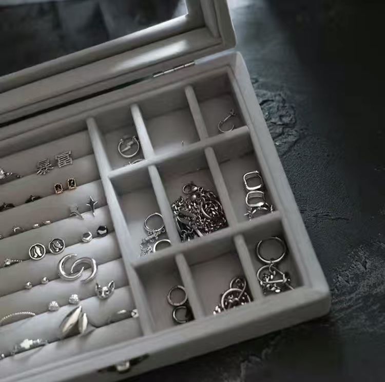 Шкатулка для украшения и кисточка для макияжа