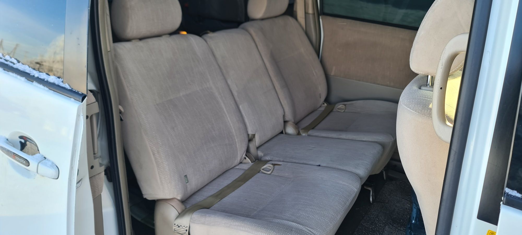 Продам японский минивен TOYOTA NOAH 2004г. 2.0, 4-АКПП.