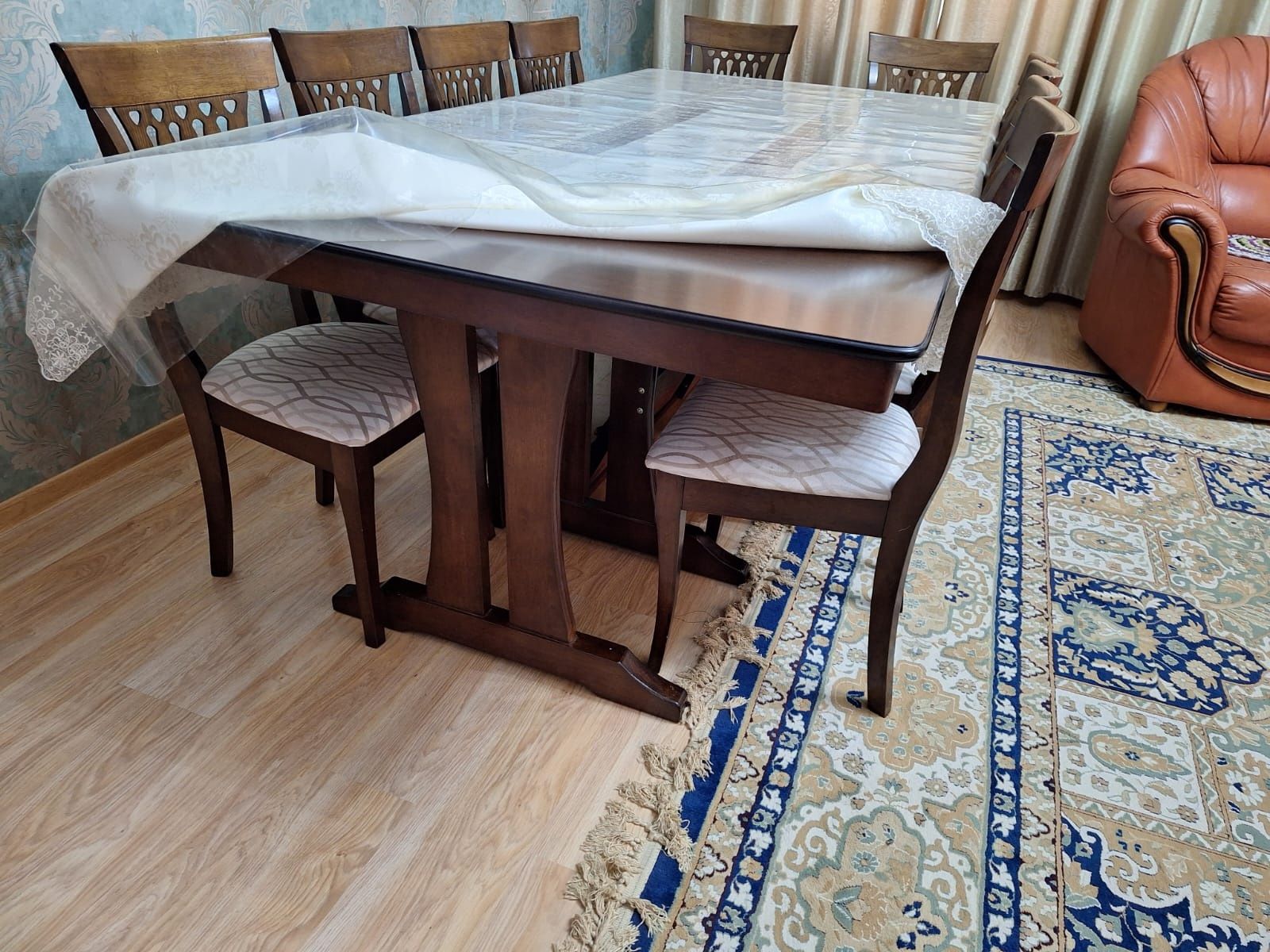 Стол со стулями очень хорошего качества, размер 4,5×1,20