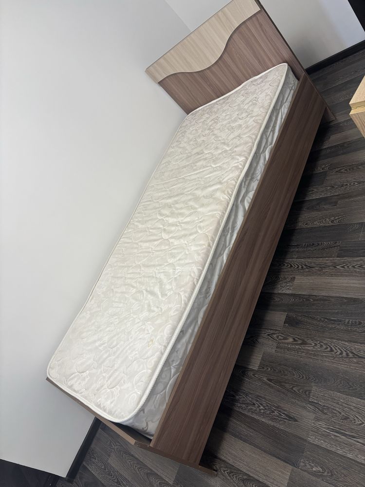 Продам кровать с матрасом