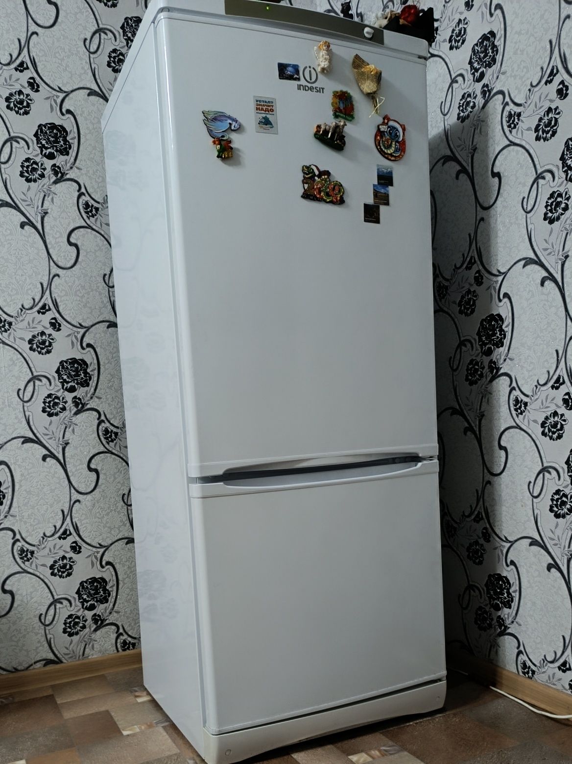Продам холодильник Indesit