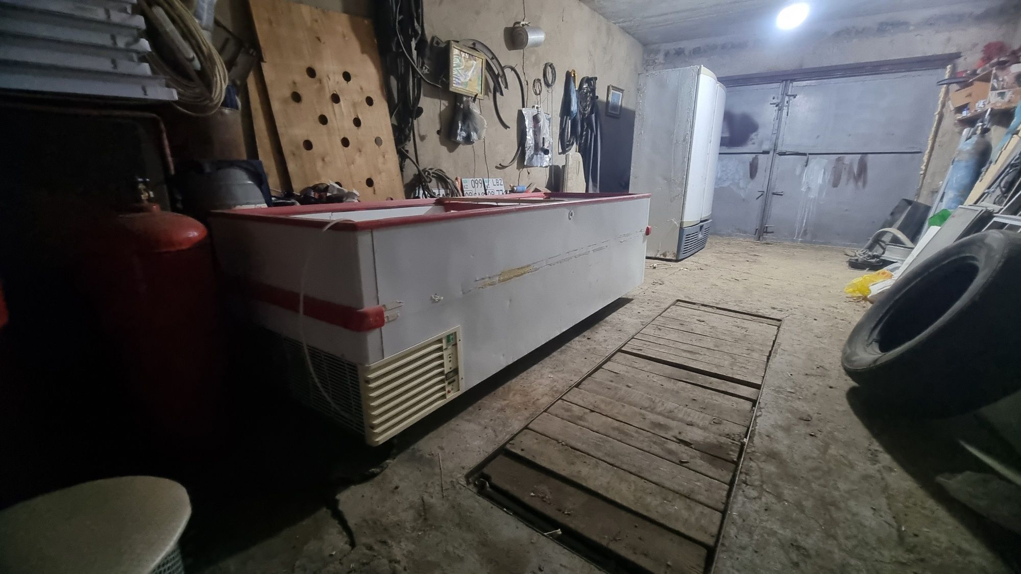 Продам морозильник холодильник и электрическую плиту