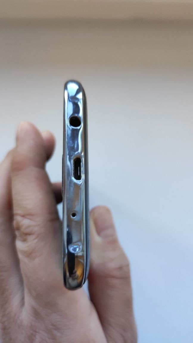 Продам на запчасти телефон Galaxy J5