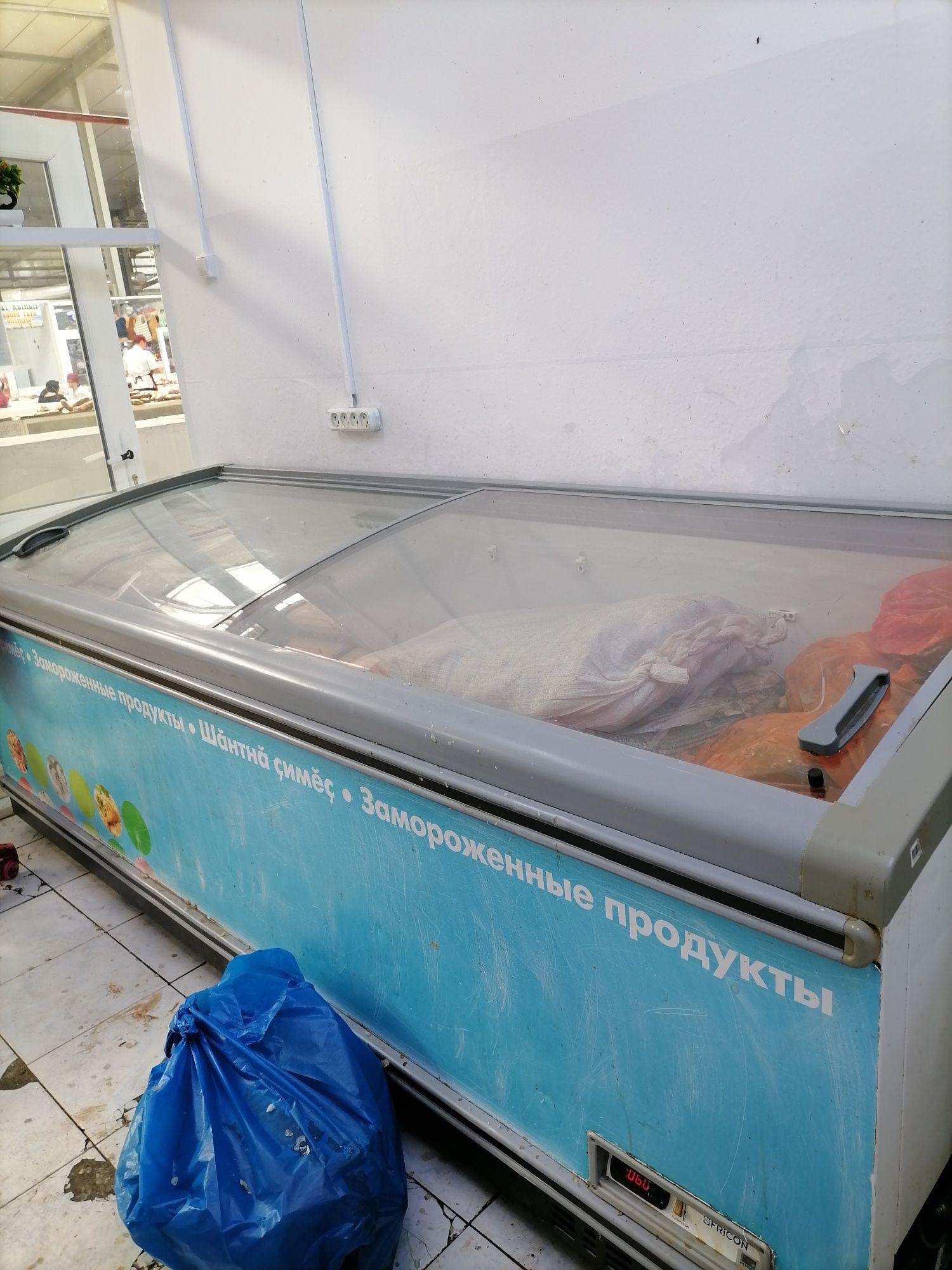 Морозильники. Ещё есть маленькие морозилки. Набирает -25. В отличном г