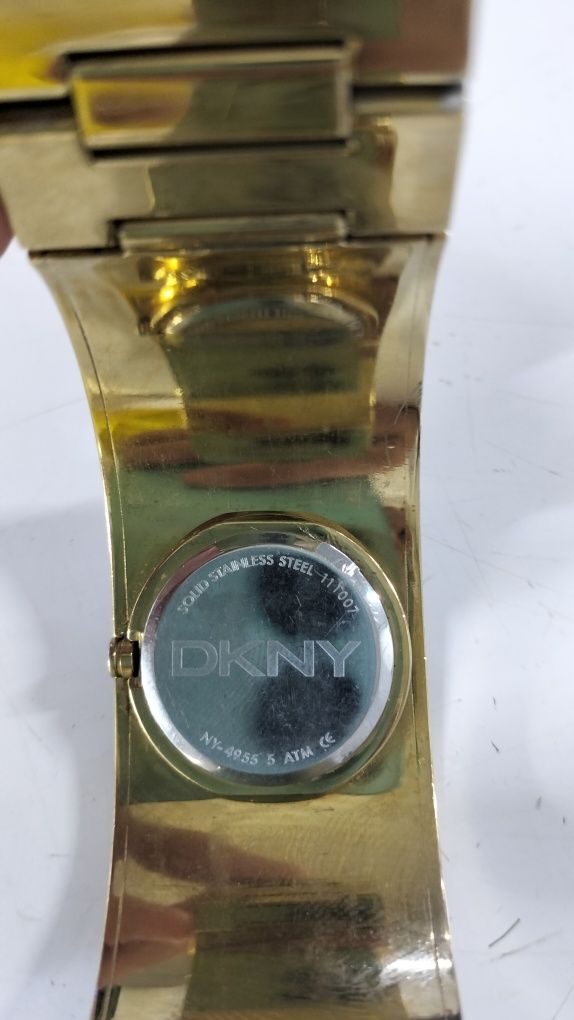 Часы от бренда DKNY