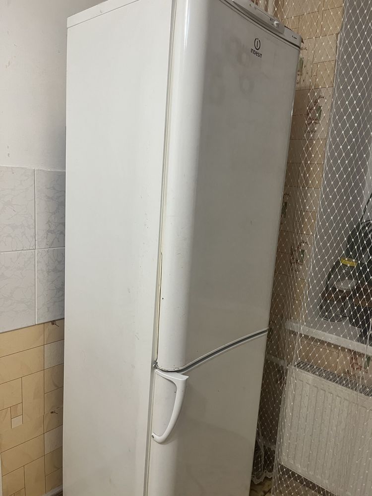 Отличный холодильник Indesit