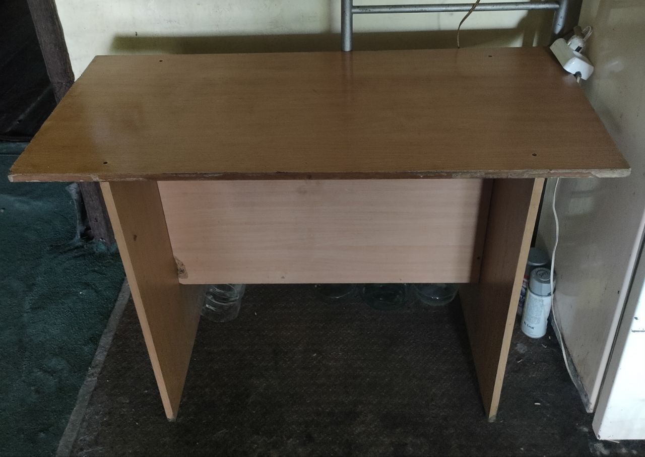 Продам Столы офисный, кухонный и маленький детский игровой