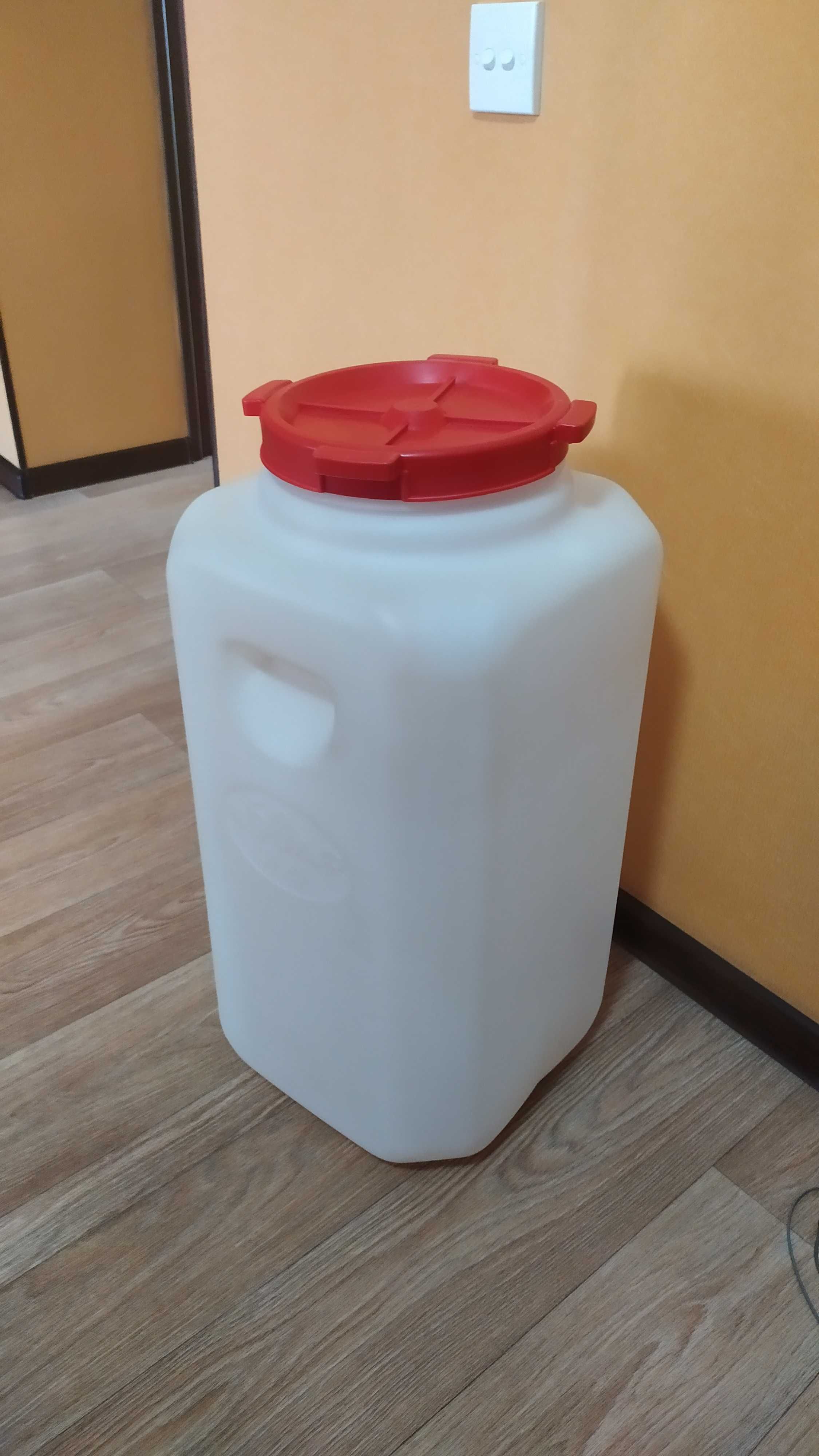 Бачок для воды, пищевых продуктов