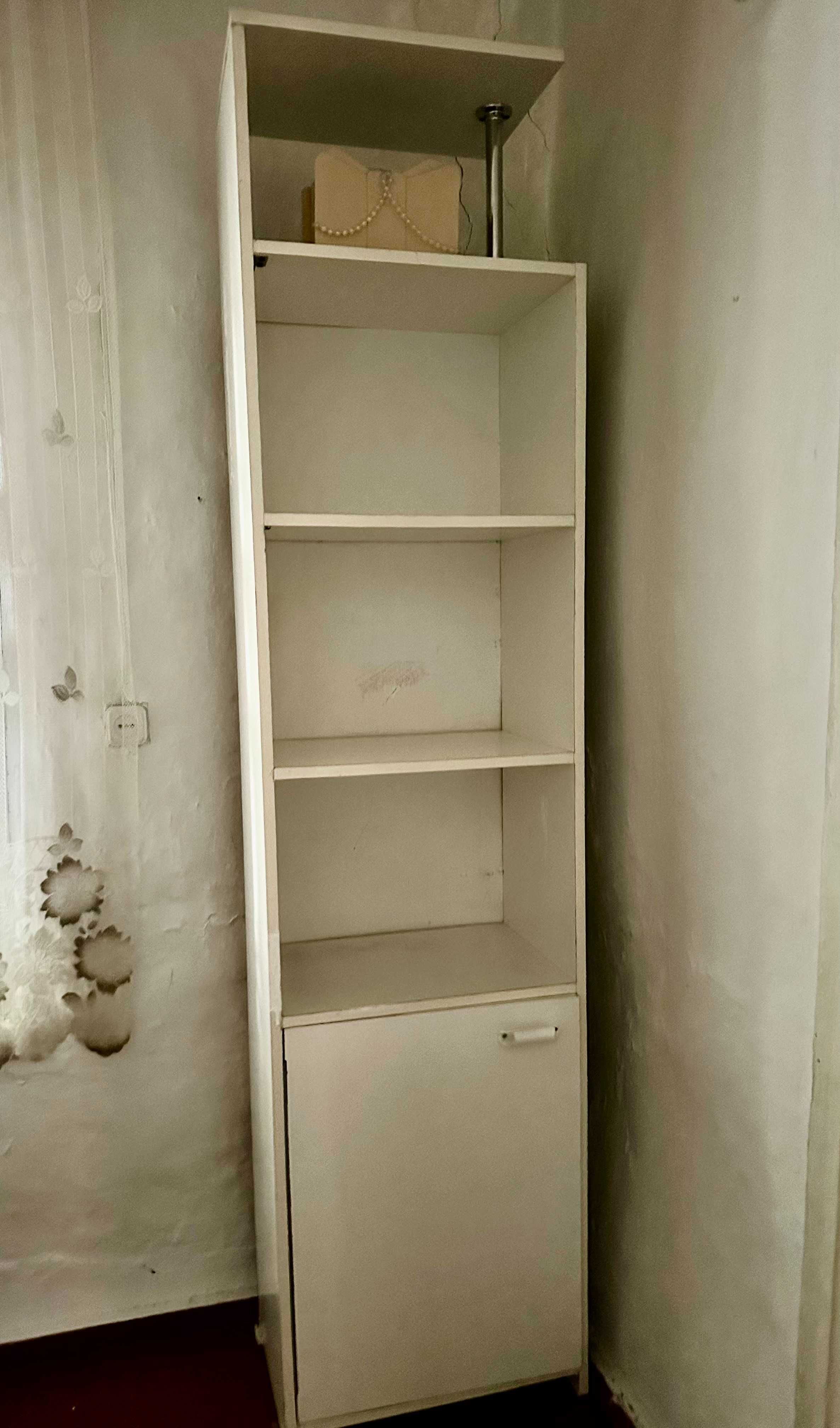 Высокий узкий белый шкаф. Подойдет в кухню и лоджию