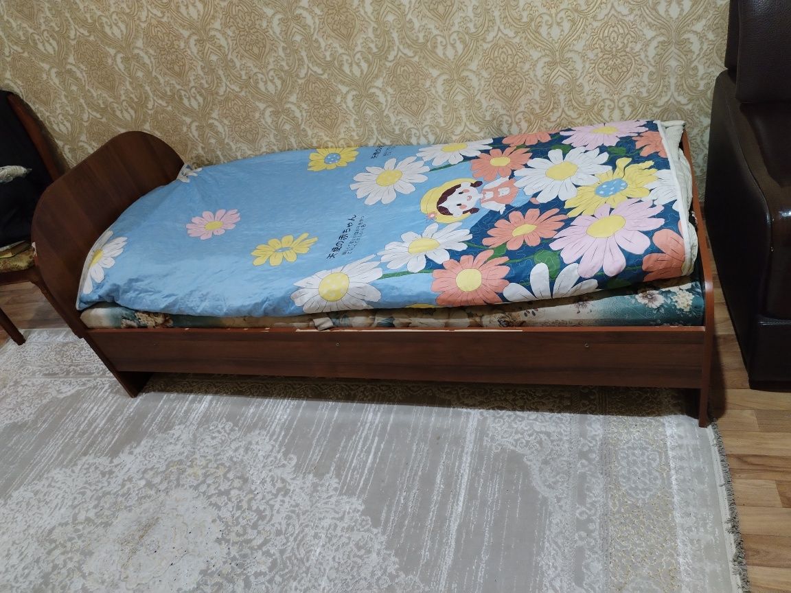 Кровать деревянная