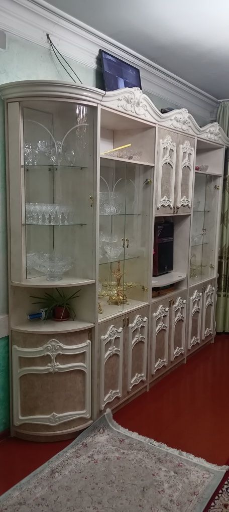 Продам Сервант в хорошо состояние почти новый