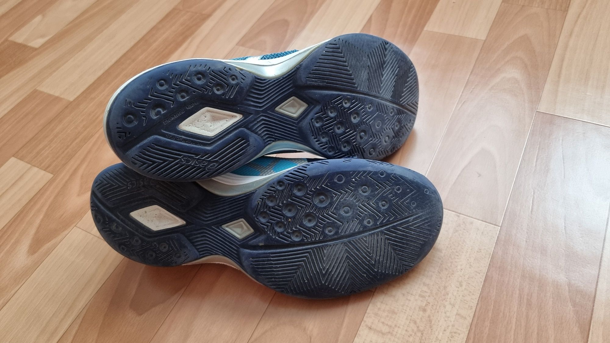 Волейбольные кроссовки asics