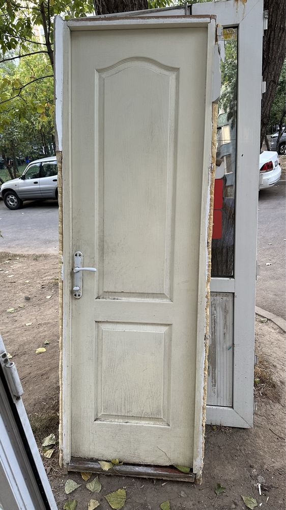Продам Двери б/у 2 пластик, 1 деревянный