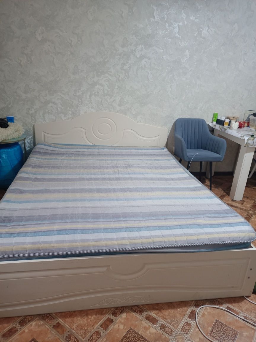 Продам 2-х-х спальную кровать, почти новая
