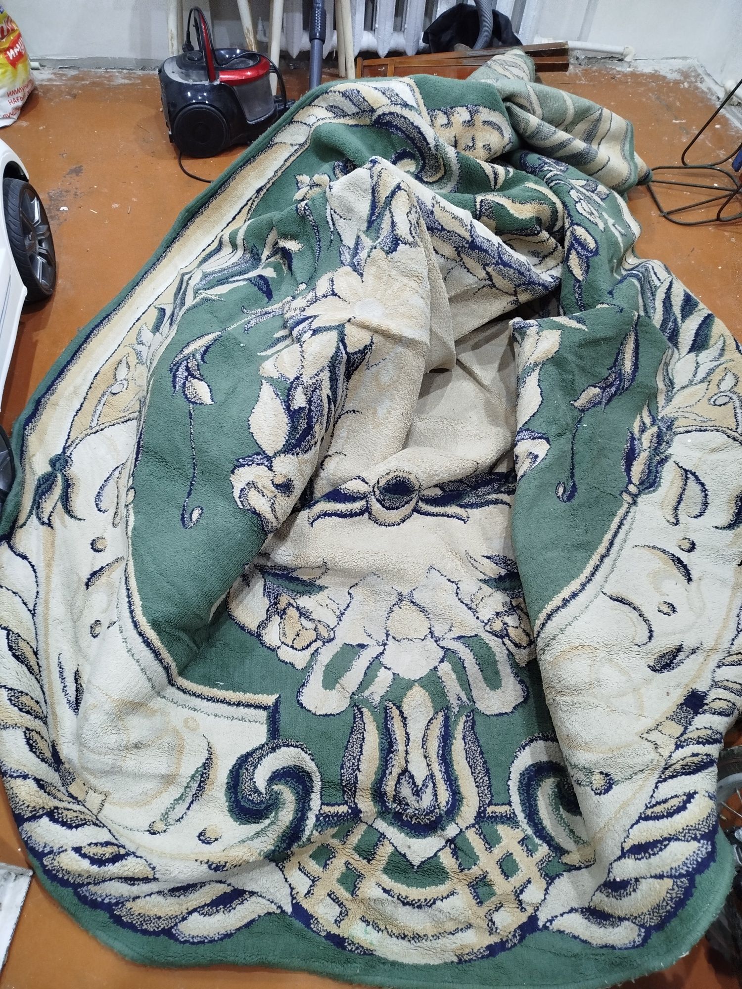Продам палас, овальный, 4.5 на 3 метра.