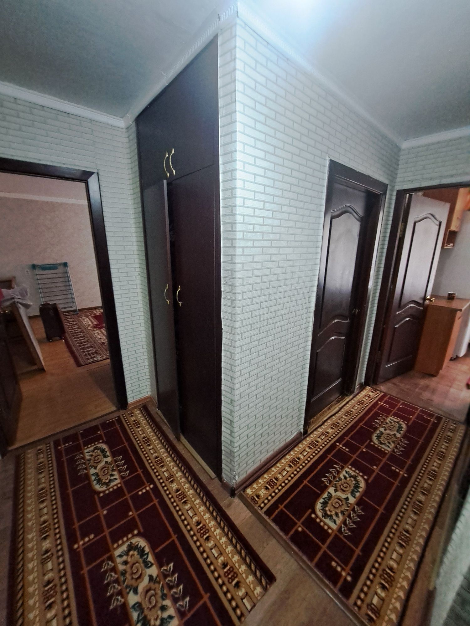 Продаём двухкомнатную квартиру возле "Пассажа "