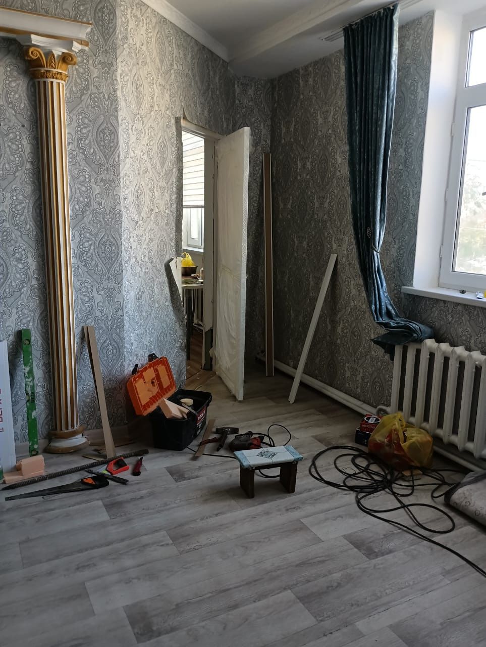 Установка дверей кафелья, ванной  туалет смеситель пропилен трубы и/д
