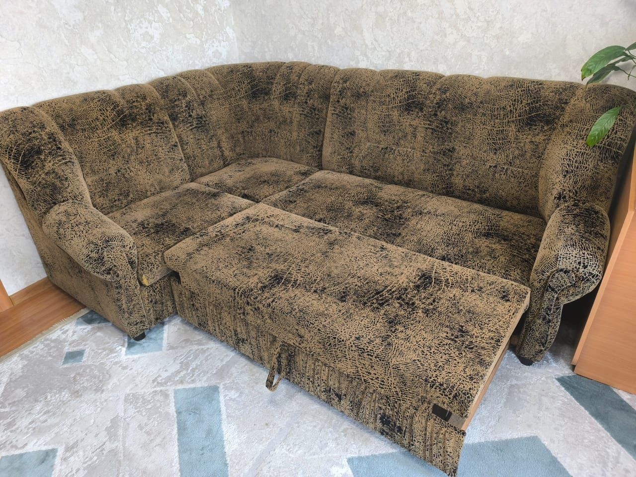 Продам диван угловой б/у