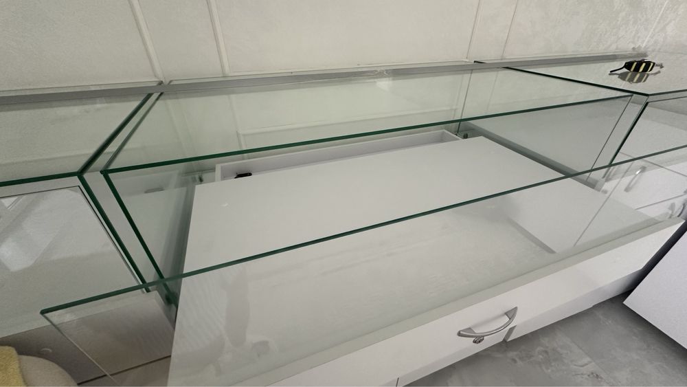 Продам стеклянные витрины с замком