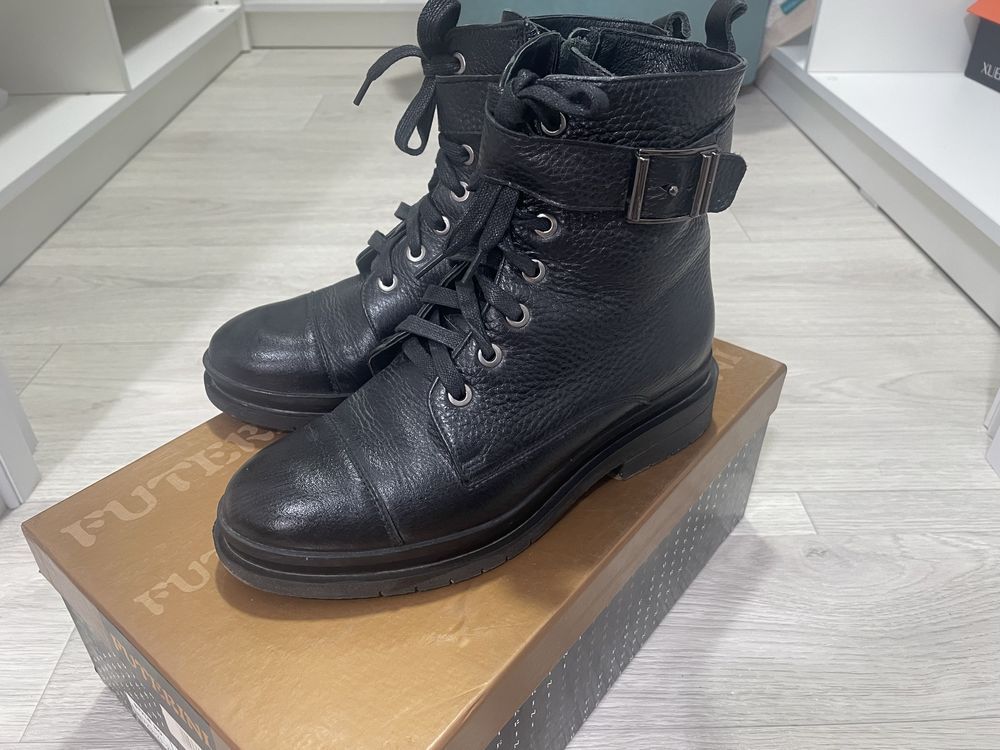Продам женские ботинки