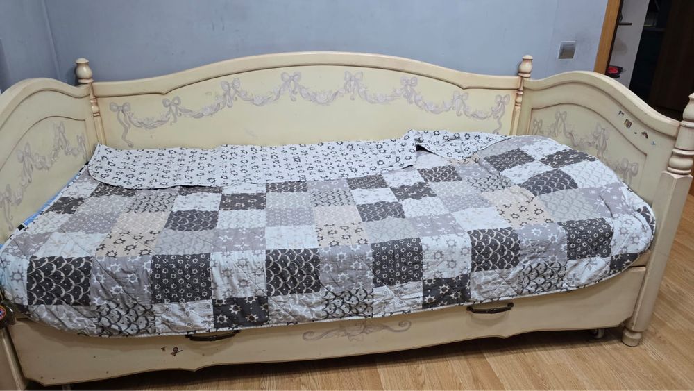 Продам детскую кровать,шкаф,стол,комод,пенал для игрушек