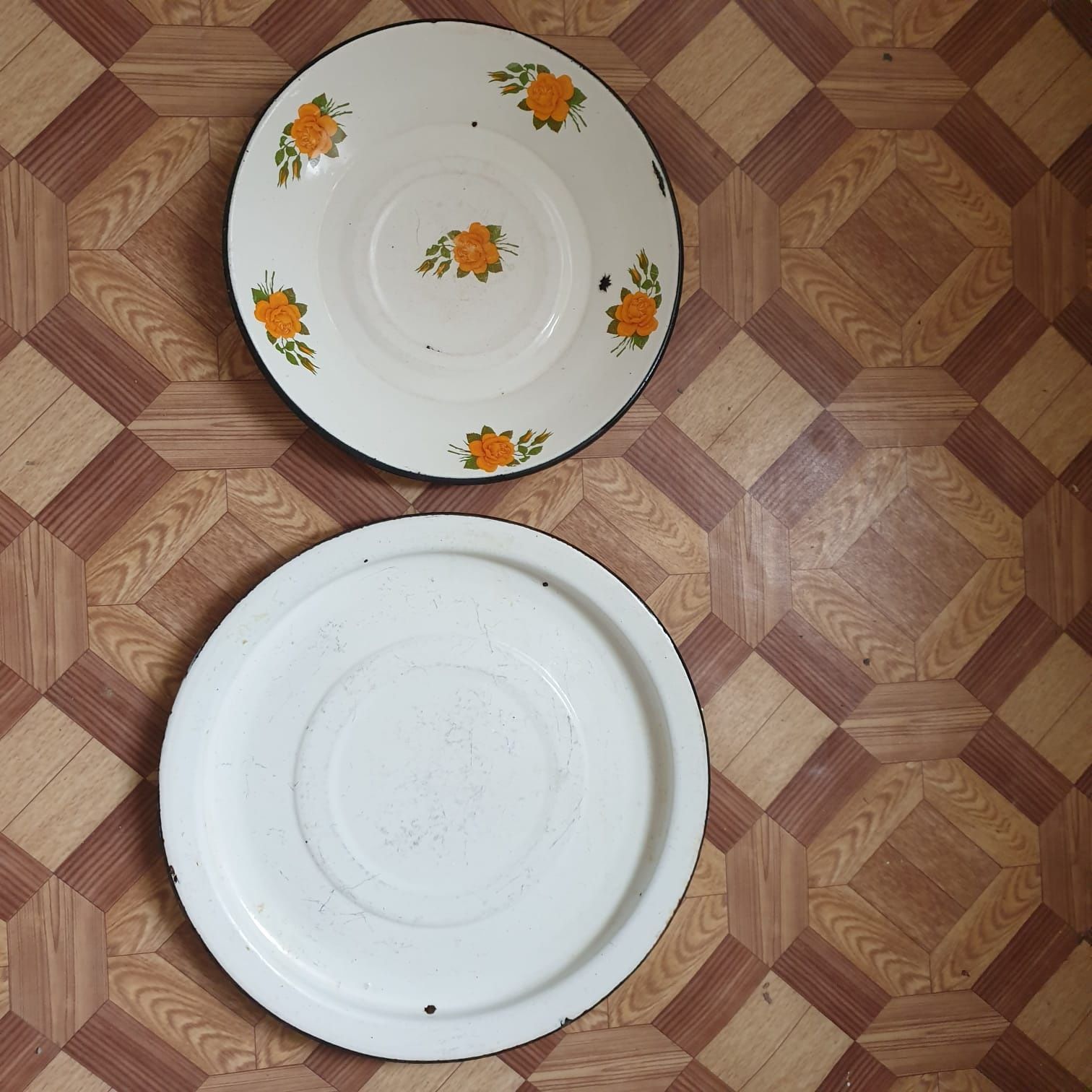 Продам два советских подноса.
