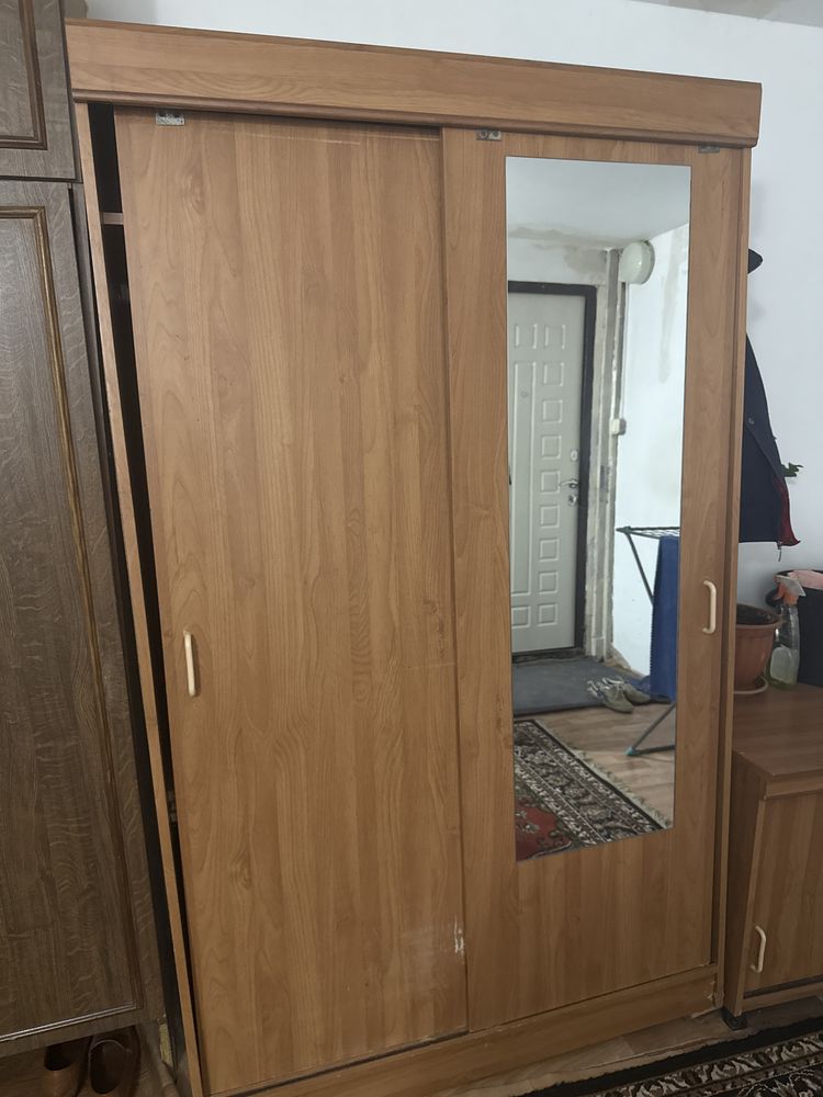 Платяной шкаф с зеркалом