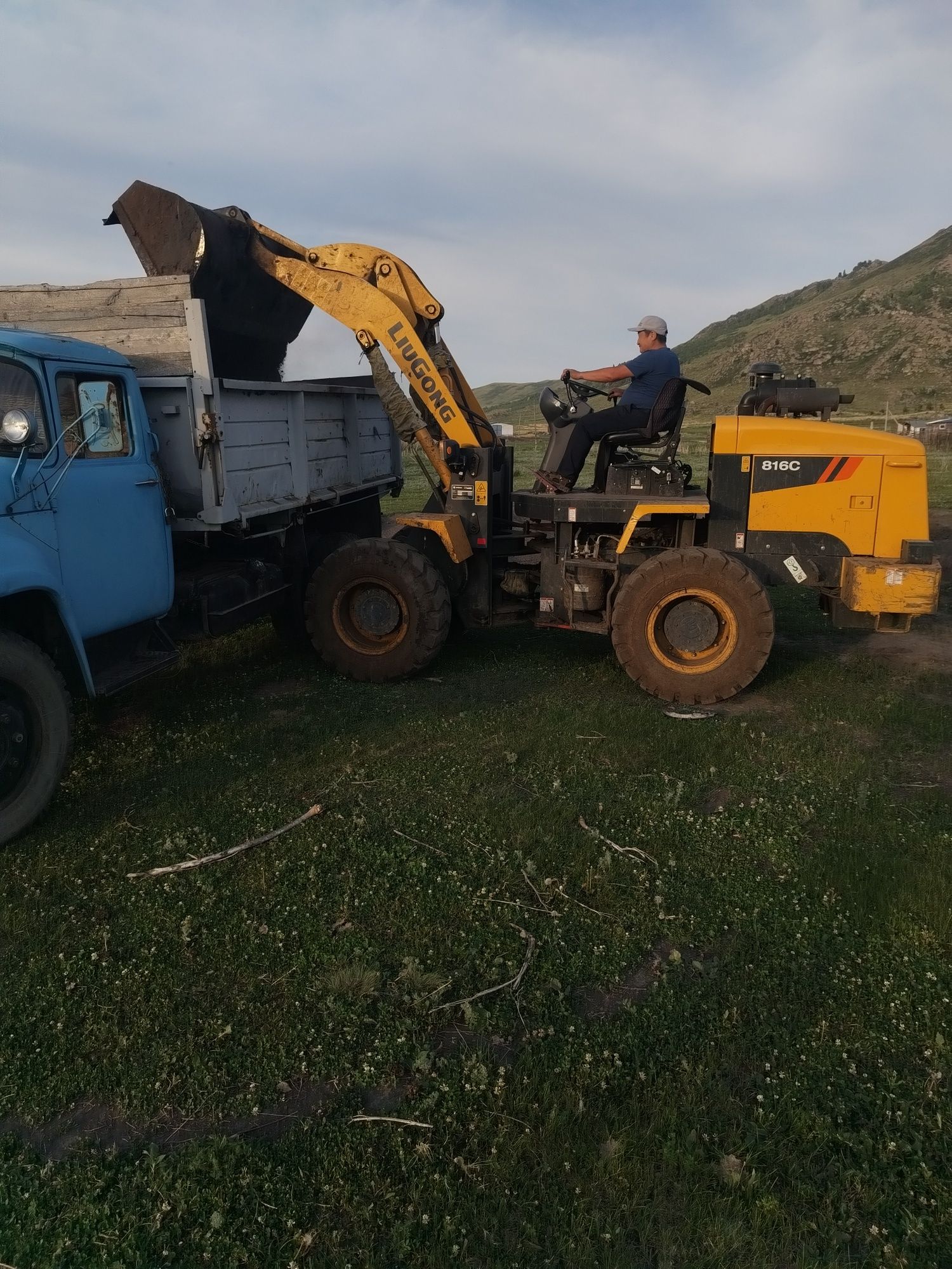 Продаю КЗ, речной песок в мешках  фасовано по 30 кг цена за мешок 450