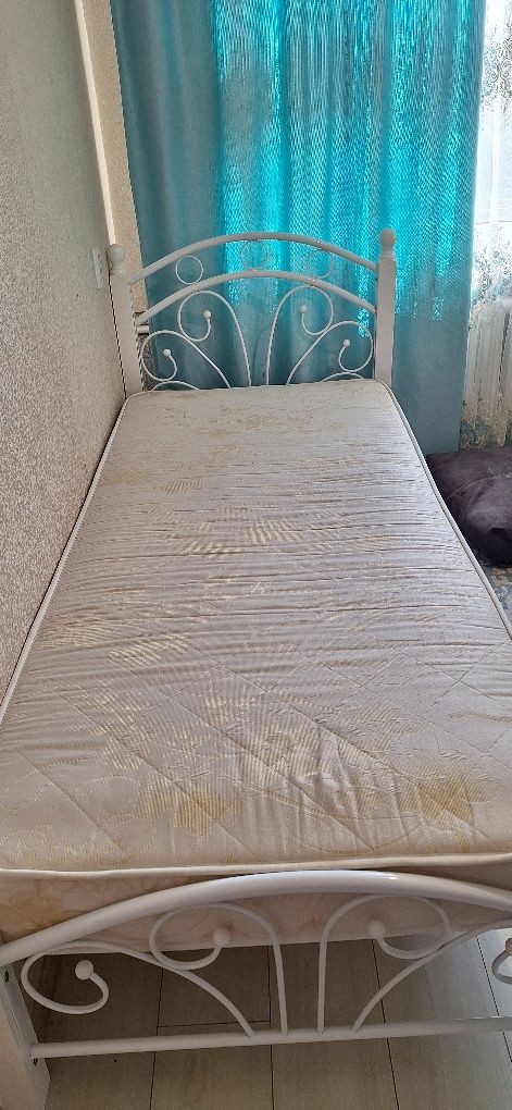 Диван,кровать сатылады.