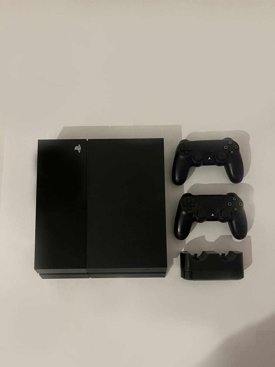 PlayStation 4 (PS4) + 2 джойстика, зарядка, 8 игр – отличное состояние