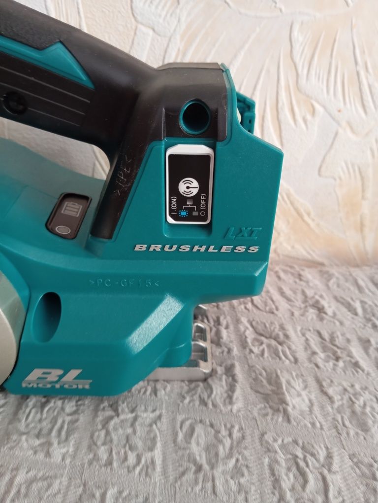 Электрорубанок Makita DKP181Z  новый.