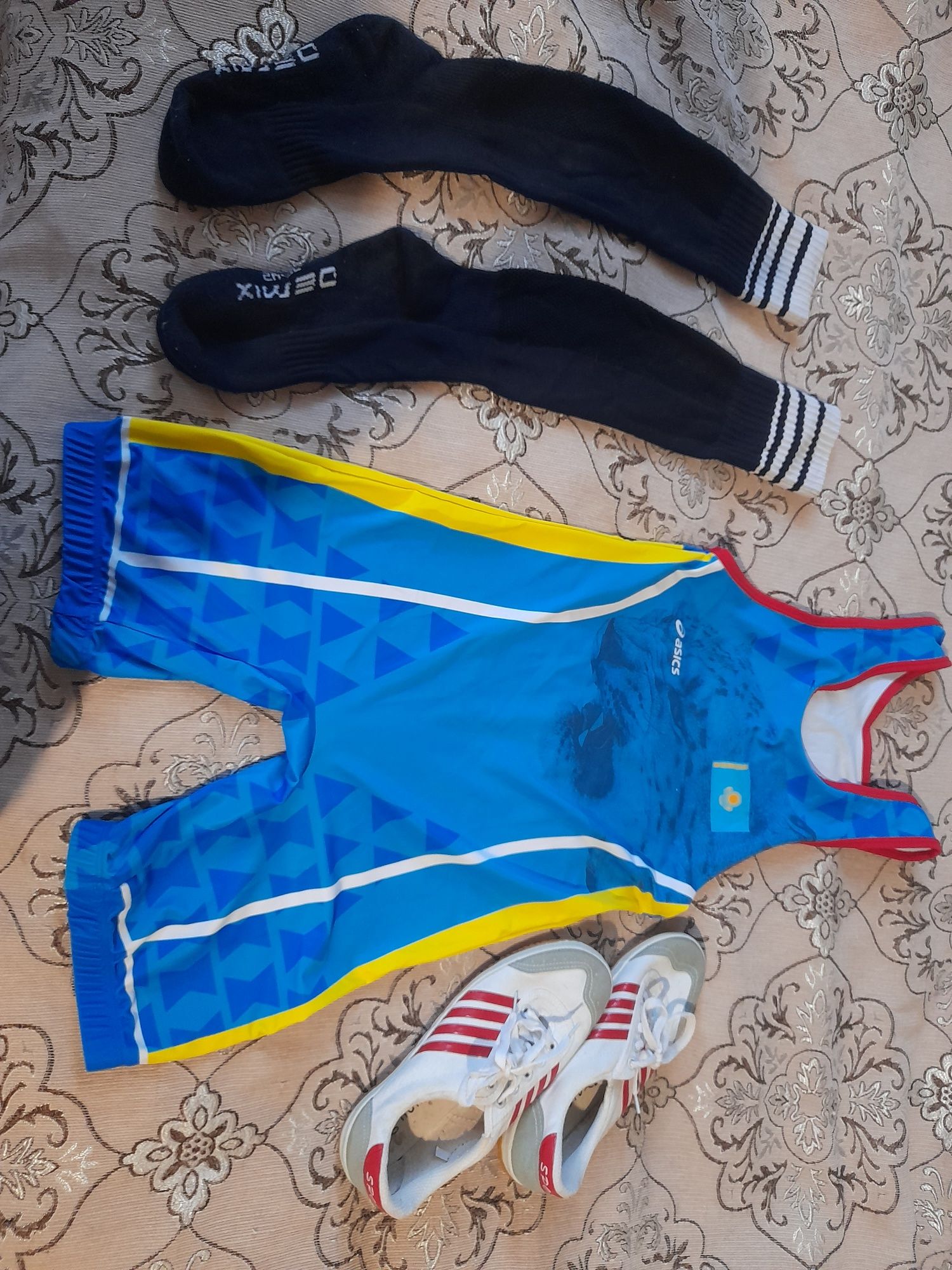 Продам борцовку, кеды и гетры.