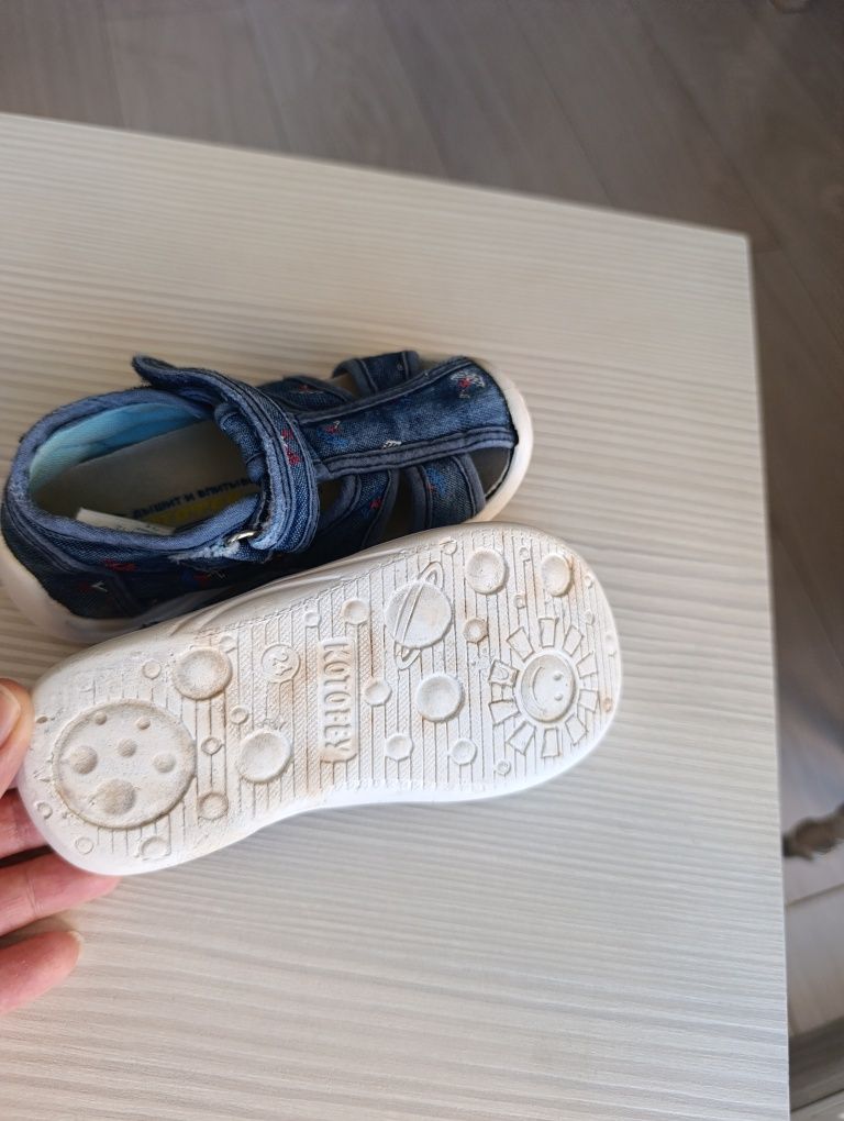 Продам сандали детские
