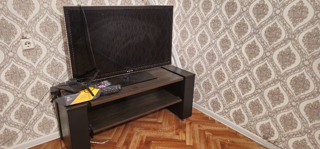 Продам телевизор самсунг и подставку.