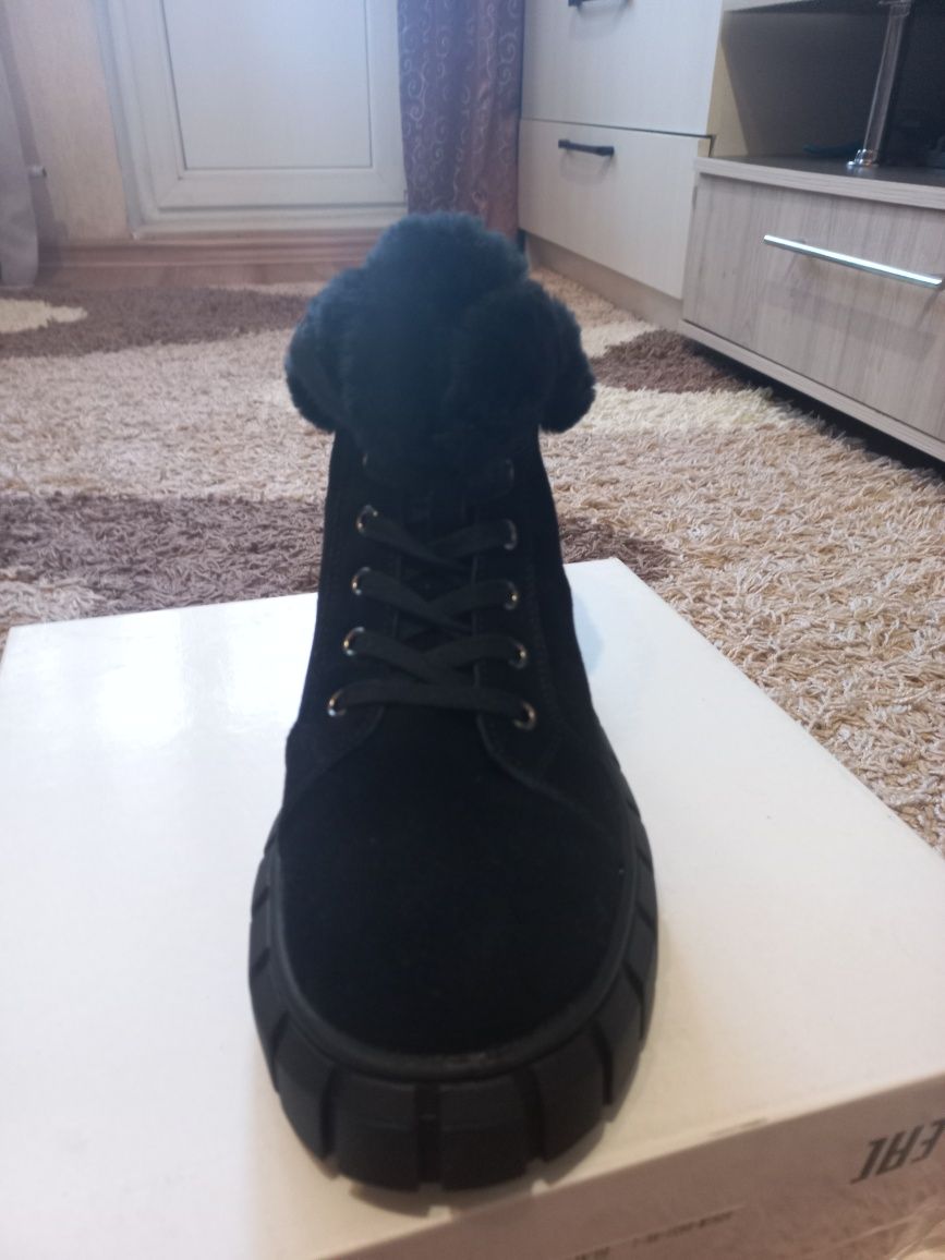 Продам НОВЫЕ ботинки зимние, 40р.