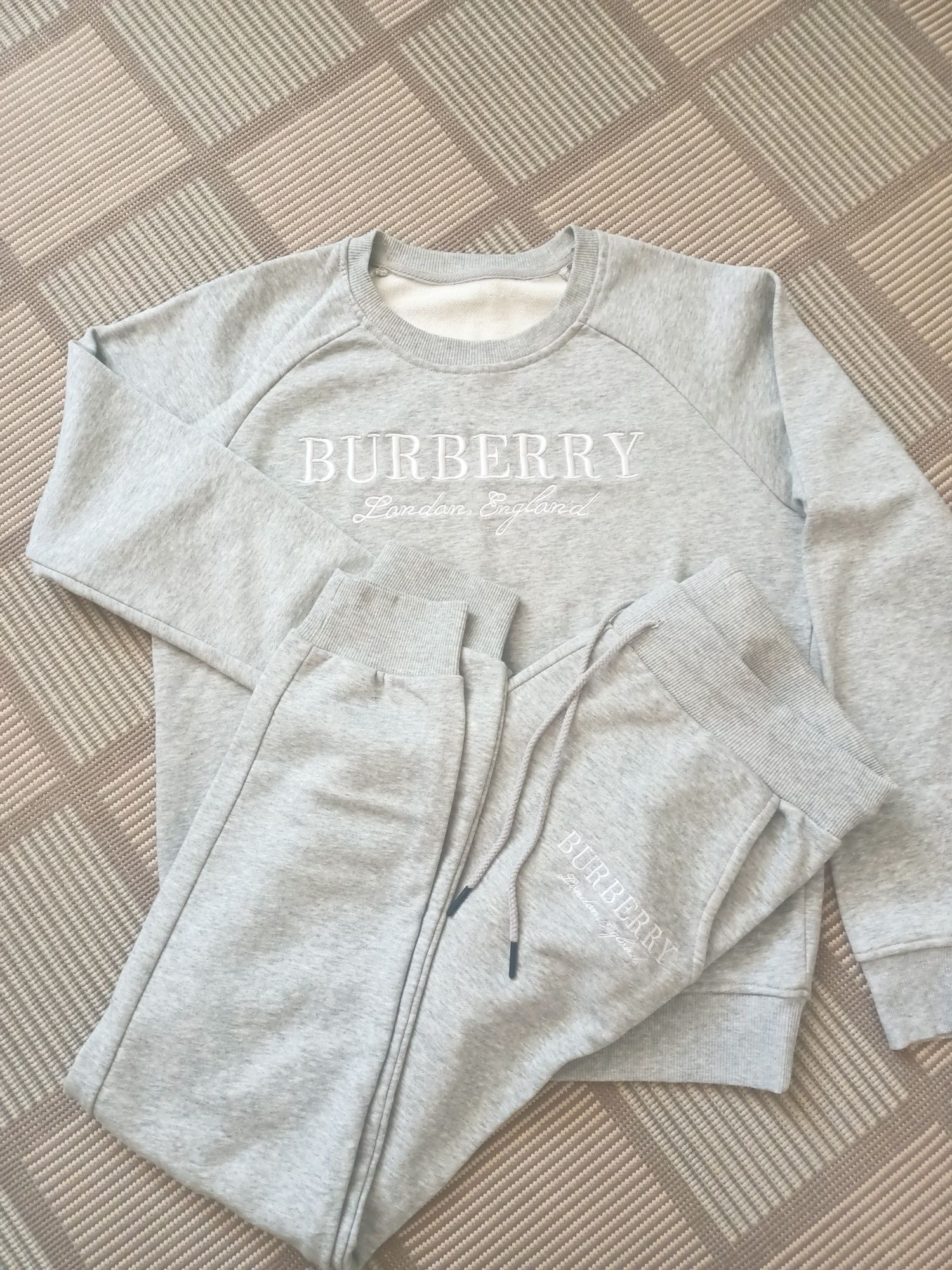 Продам костюм Burberry