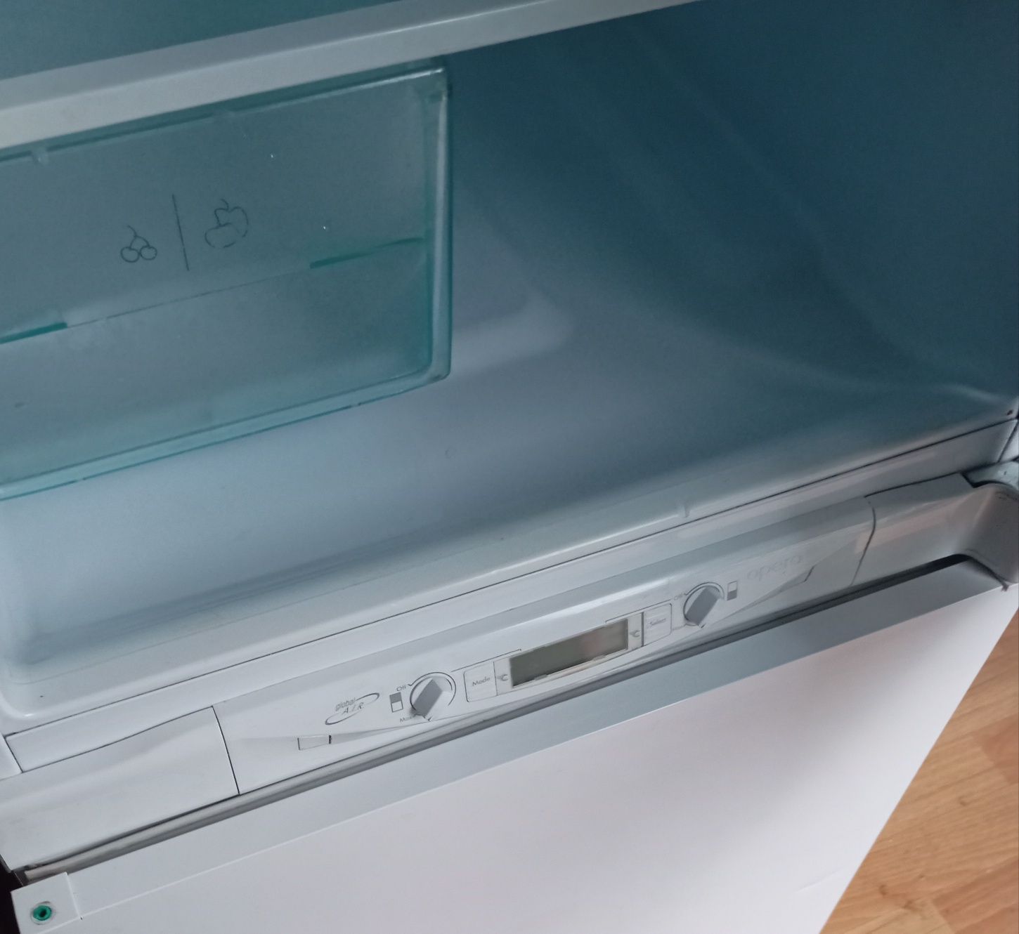 Продам Холодильник Hot Point Ariston