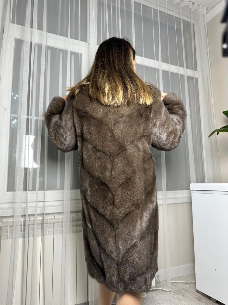 Продам срочно‼️ белый парка в подарок‼️