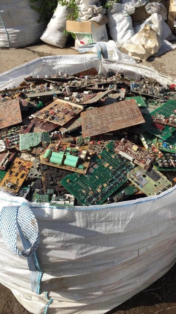 Прием платы и электронных радиодетали