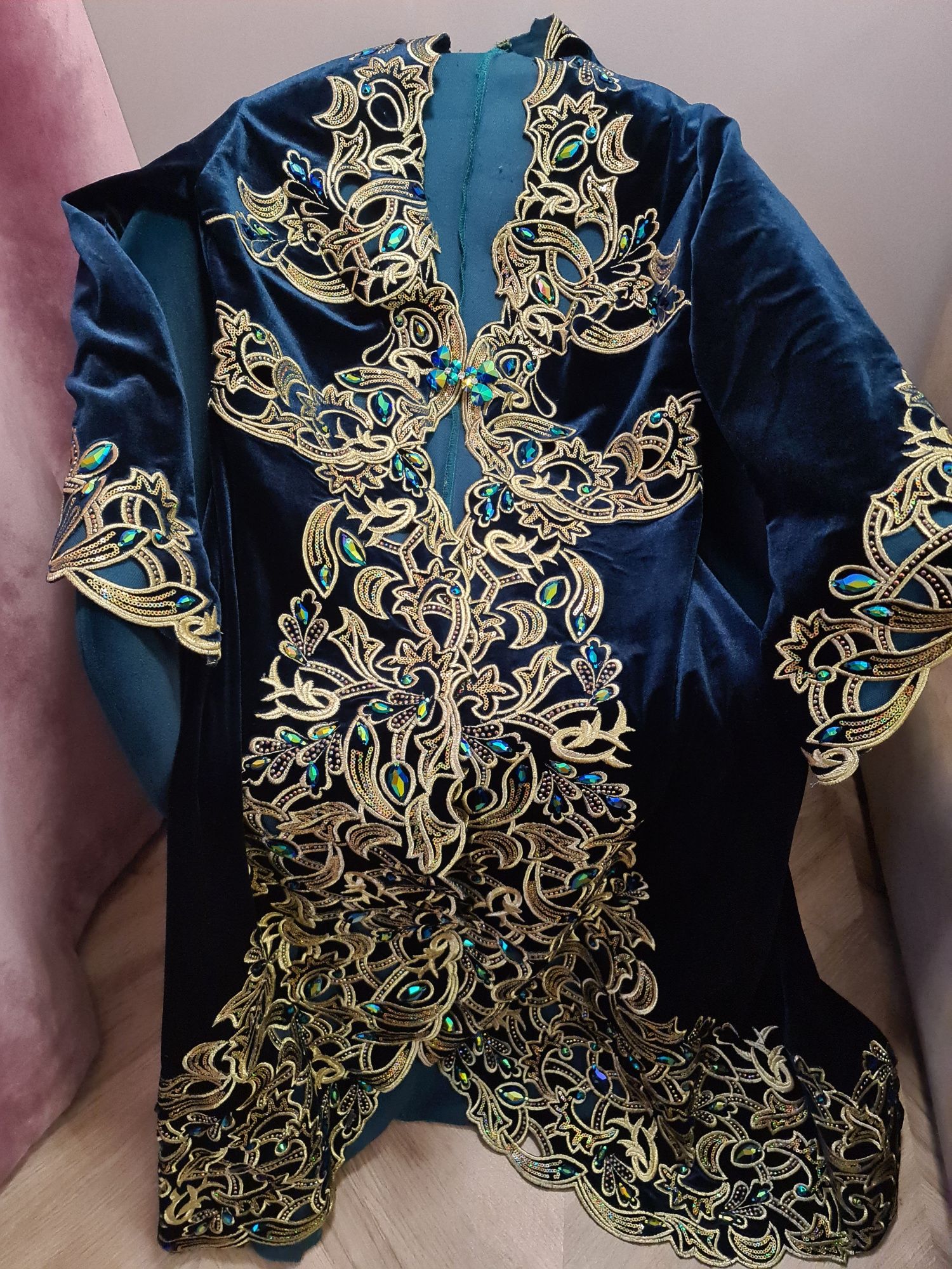 Продам красивый и новый камзол
