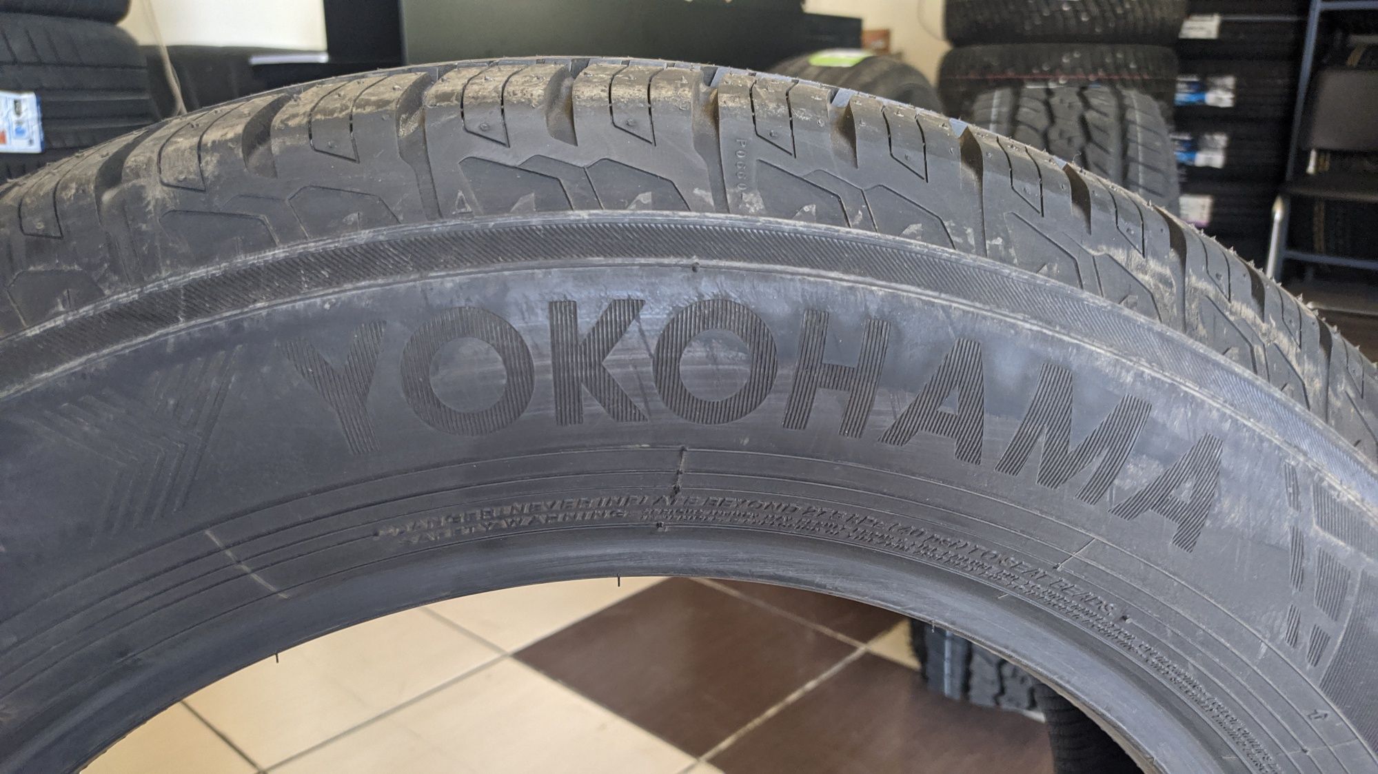 235/60R18 Yokohama