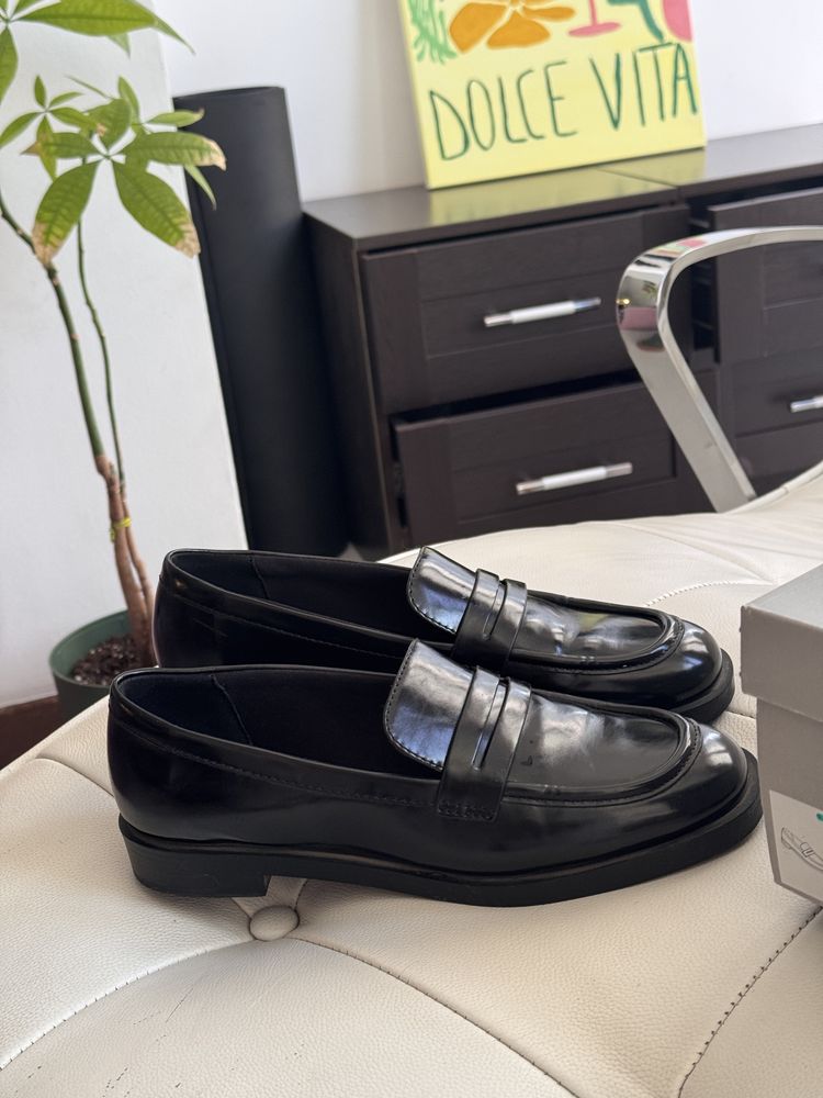 Лоферы Charles & Keith 39