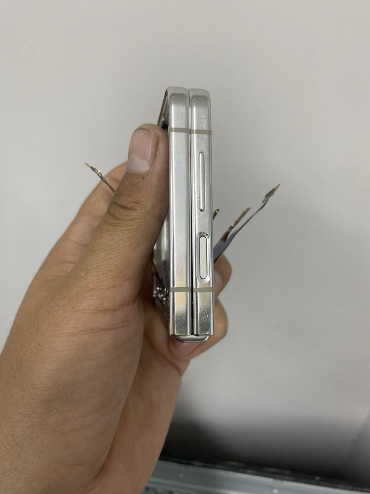 Samsung Z Flip5.Sm-F731. Серебристый.механизм складывания верх и низ.