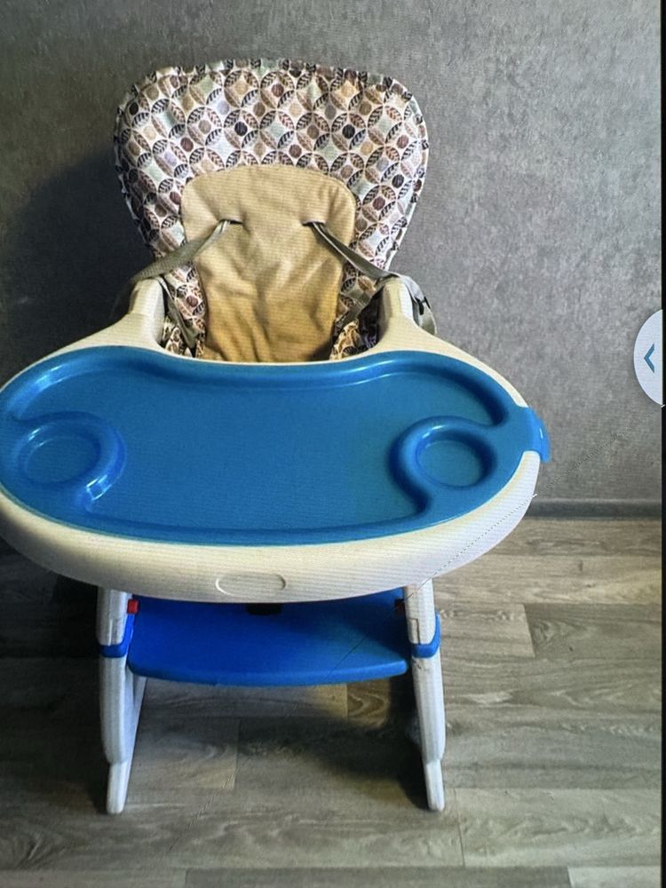 Детский  стол  разбирается состояние хорошее