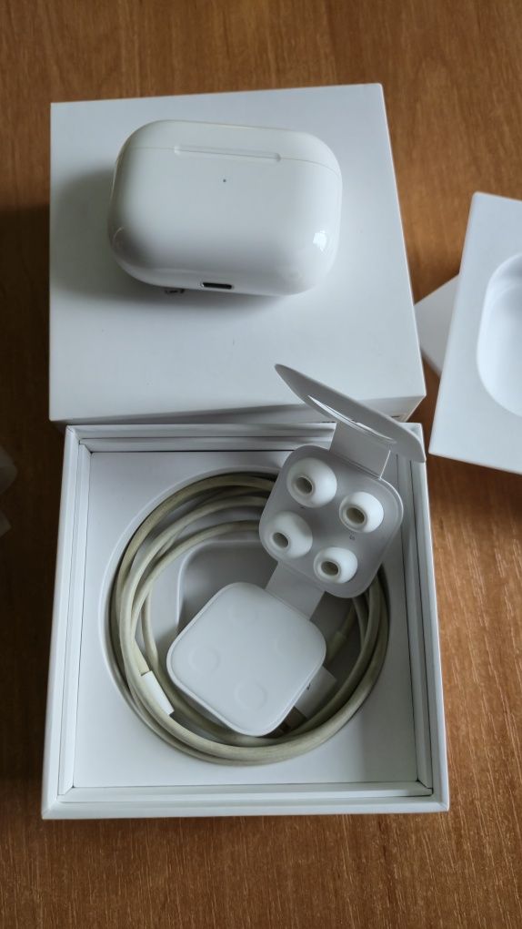 Наушники AirPods Pro 1st Generation with MagSafe Charging Case