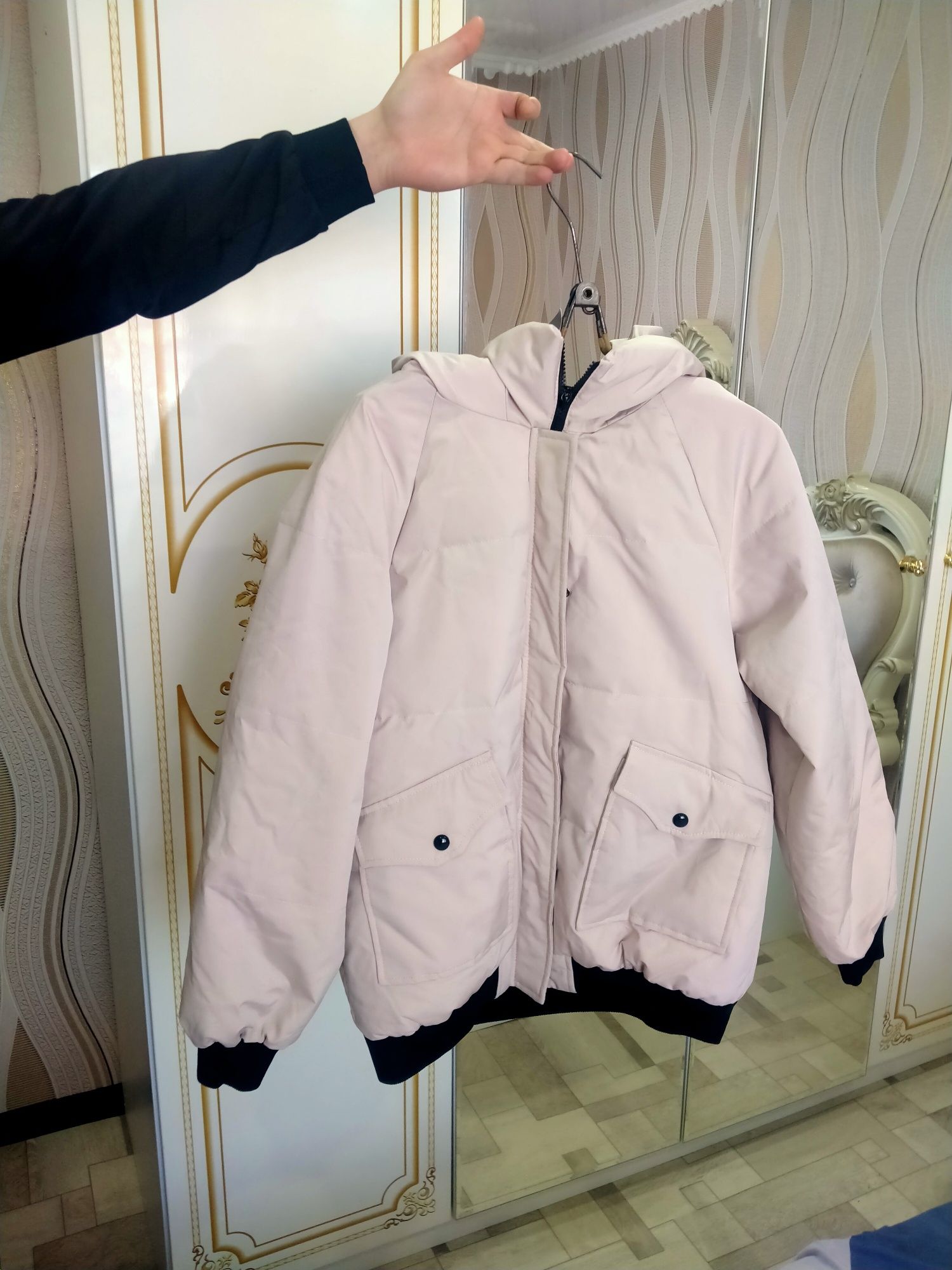 Продам куртку женскую новую демисезонную,легкую