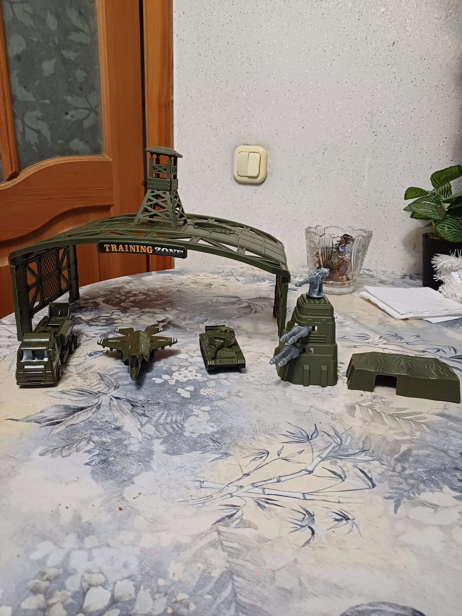 Продам  парковка военной базой