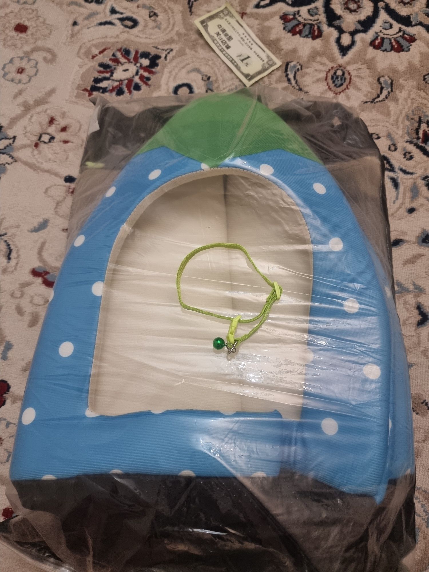 Домик для кошки!  Новый,  ещё ошейник для кошки подарок.  Продам