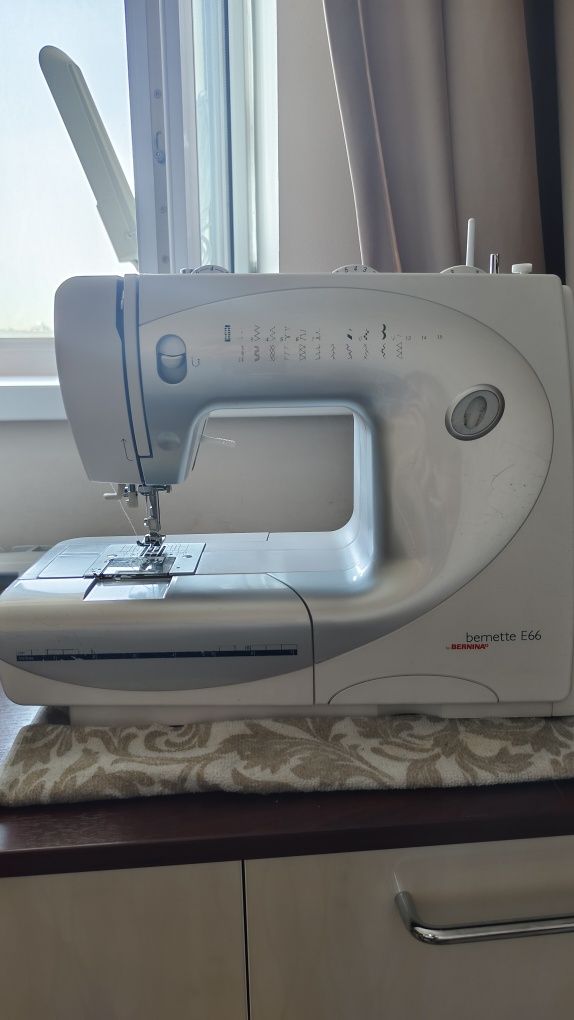 Продам швейную машинку bernette E66