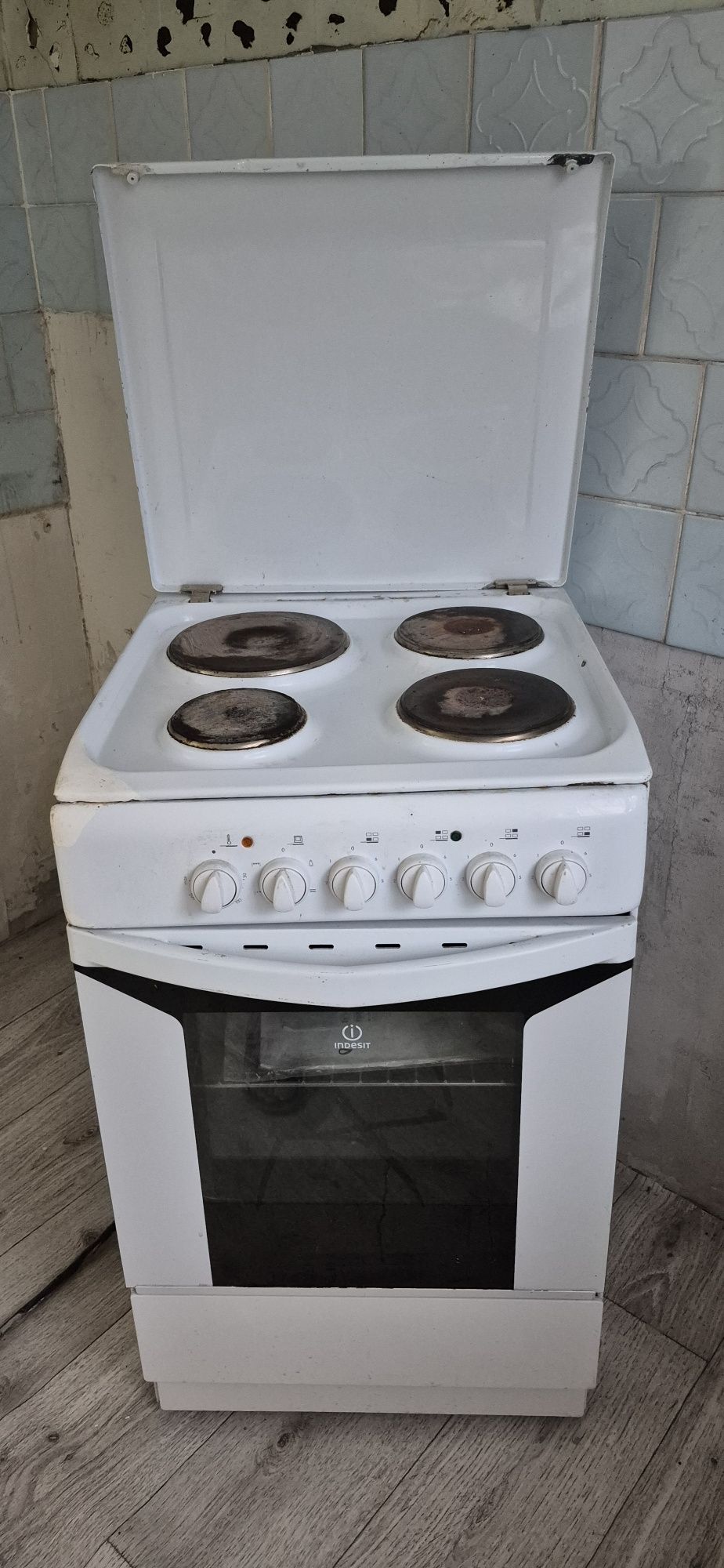Продам плитку "indesit"